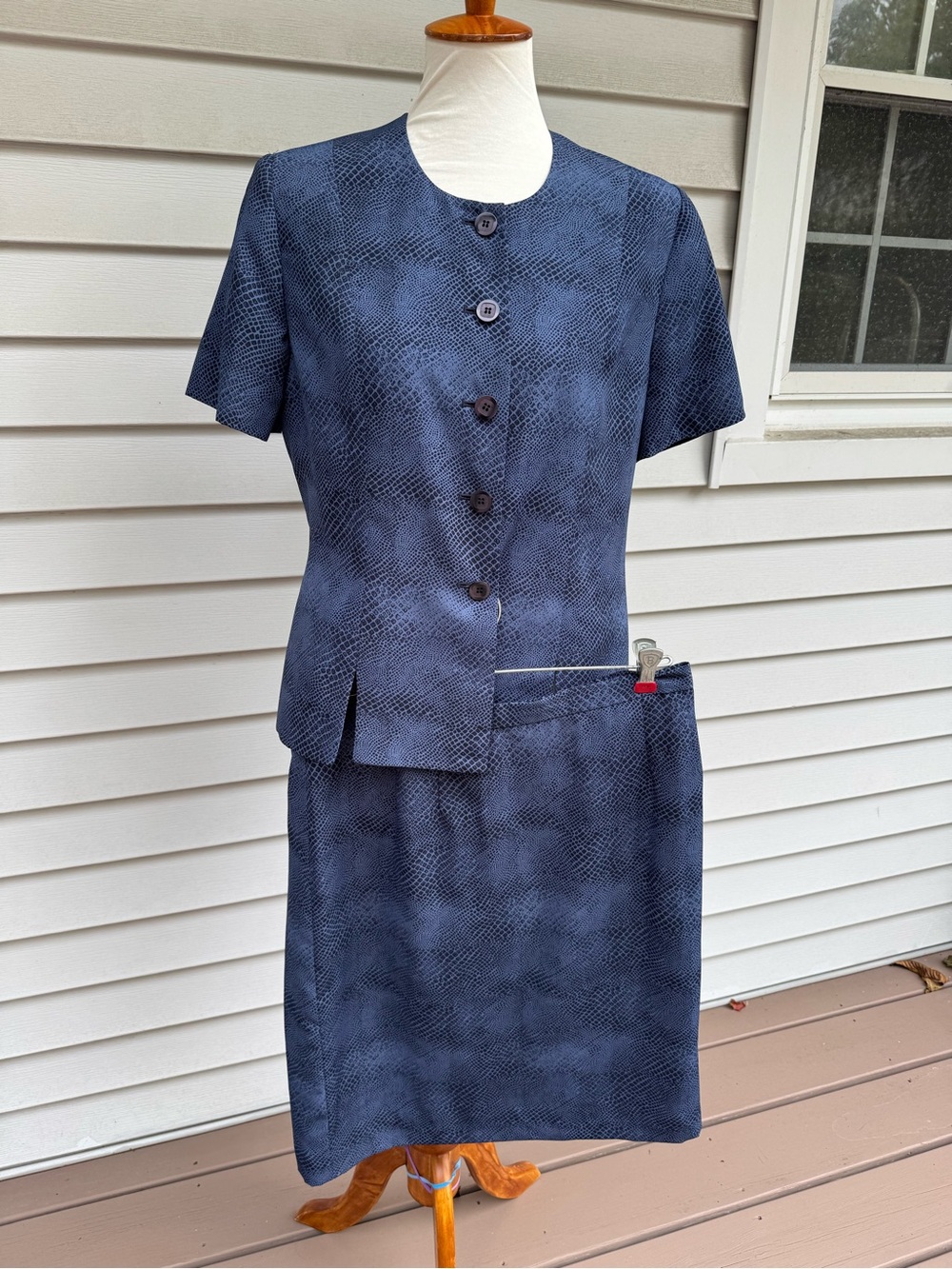 KASPER Women's 2 pc Jacket/Skirt Suit blue snakeskin- Size 14P